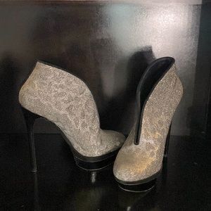 GREAT CONDITION Brian Atwood  “Fortosa” stiletto booties size 6 silver/gold